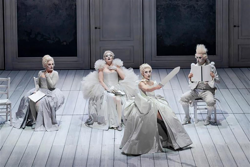 Florian Leopold Gassmann: L´opera seria – Andrea Carroll (Smorfiosa), Julie Fuchs (Stonatrilla), Serena Gamberoni (Porporina), Josh Lovell (Ritornello), Theater an der Wien, Vídeň, 2026 (zdroj MusikTheater an der Wien, foto Werner Kmetitsch)