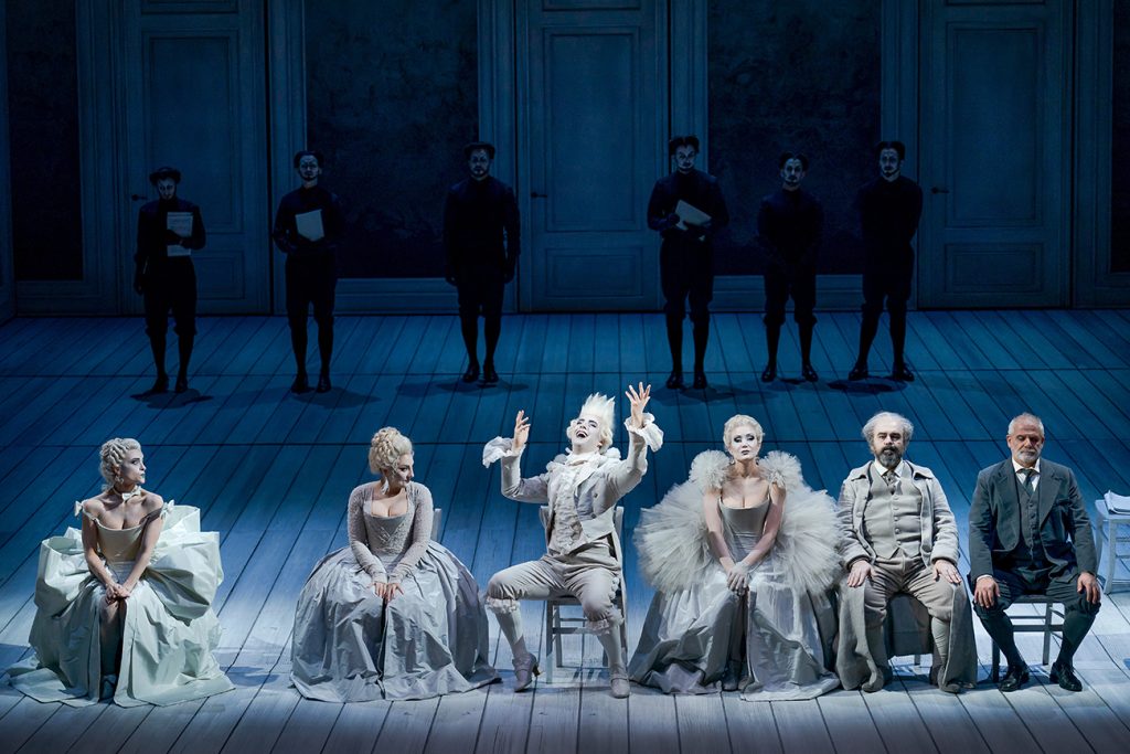 Florian Leopold Gassmann: L´opera seria – Serena Gamberoni (Porporina), Andrea Carroll (Smorfiosa), Josh Lovell (Ritornello), Julie Fuchs (Stonatrilla), Roberto de Candia (Delirio), Pietro Spagnoli (Fallito), tanečník, Theater an der Wien, Vídeň, 2026 (zdroj MusikTheater an der Wien, foto Werner Kmetitsch)