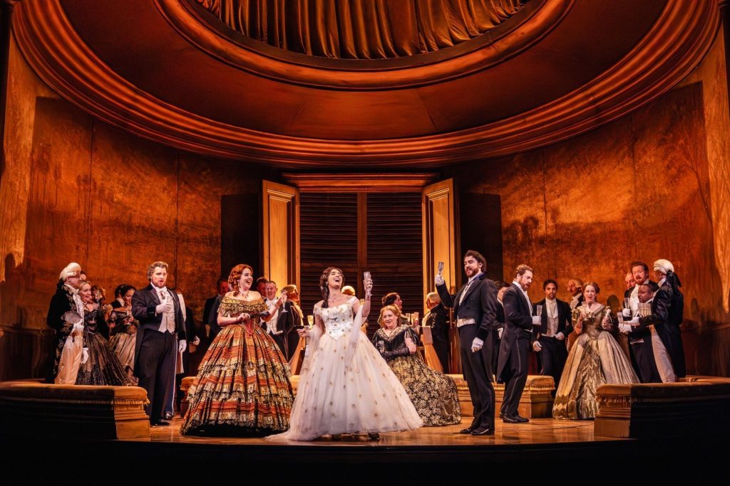 Giuseppe Verdi: La traviata, Royal Ballet And Opera 2025, Londýn (zdroj Royal Ballet And Opera, foto Pamela Raith)