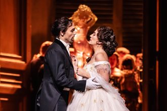 Giuseppe Verdi: La traviata – Giovanni Sala, Ermonela Jaho, Royal Ballet And Opera 2025, Londýn (zdroj Royal Ballet And Opera, foto Pamela Raith)