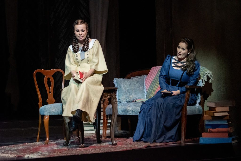 Petr Iljič Čajkovskij: Evžen Oněgin – Monika Fabianová, Jolana Fogašová, sbor Opery SND, Slovenské národní divadlo, 2026 (zdroj Slovenské národní divadlo, foto Anton Sládek)