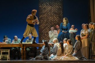 Petr Iljič Čajkovskij: Evžen Oněgin – Róbert Remeselník, Jolana Fogašová, sbor Opery SND, Slovenské národní divadlo, 2026 (zdroj Slovenské národní divadlo, foto Anton Sládek)