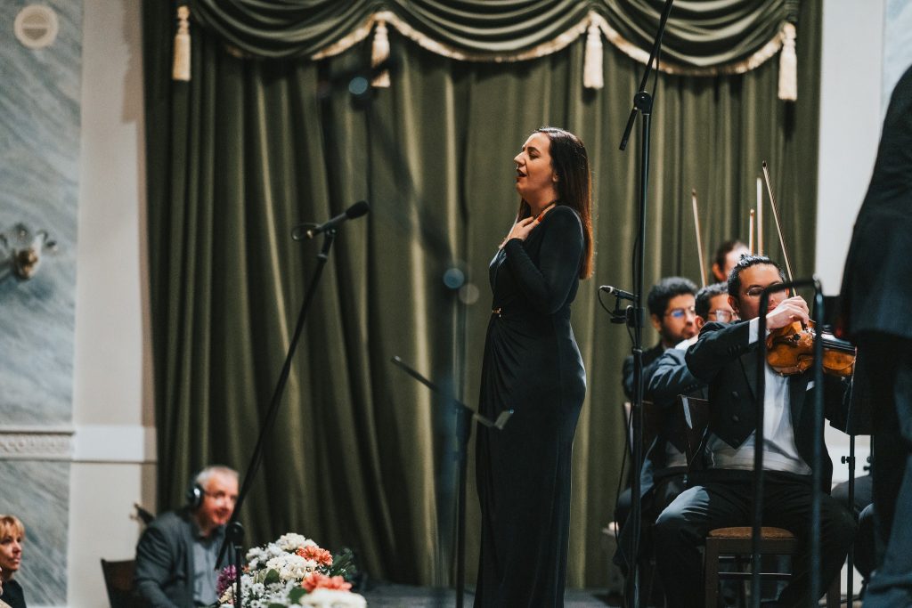 Smetanovské dny: Rossini Gala & Marina Viotti, 26. února 2026, Měšťanská beseda, Plzeň – Marina Viotti a Plzeňská filharmonie (foto Jan Růžička)