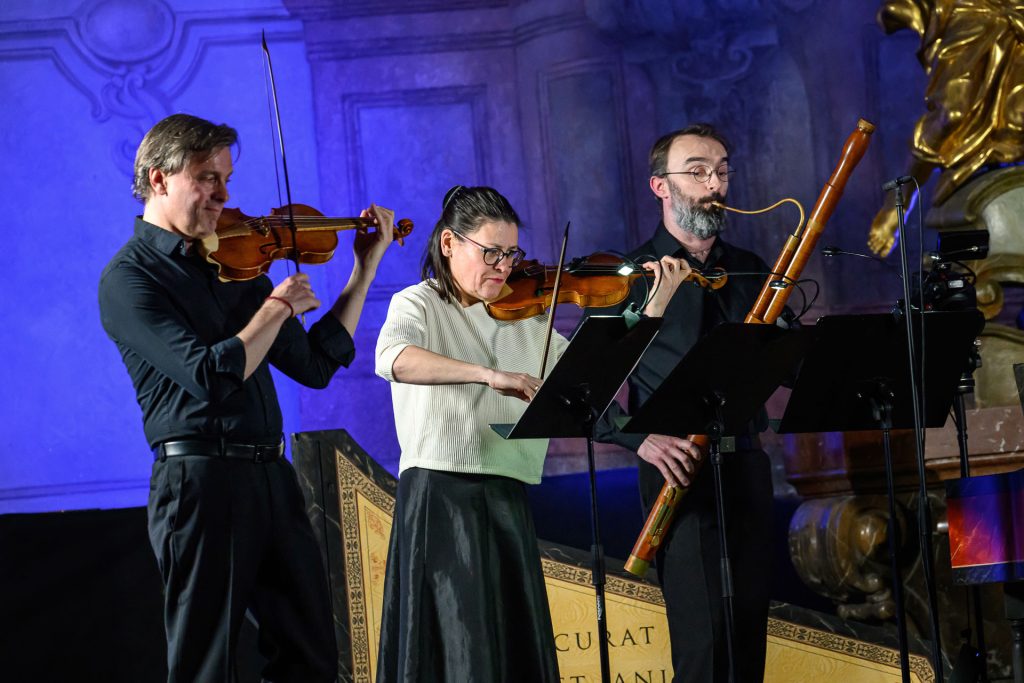 Tomáš Netopil, Jana Anýžová, Ondřej Šindelář, 10. března 2026, Kostel sv. Šimona a Judy, Praha (zdroj Symfonický orchestr hl. m. Prahy FOK, foto Petra Hajská)