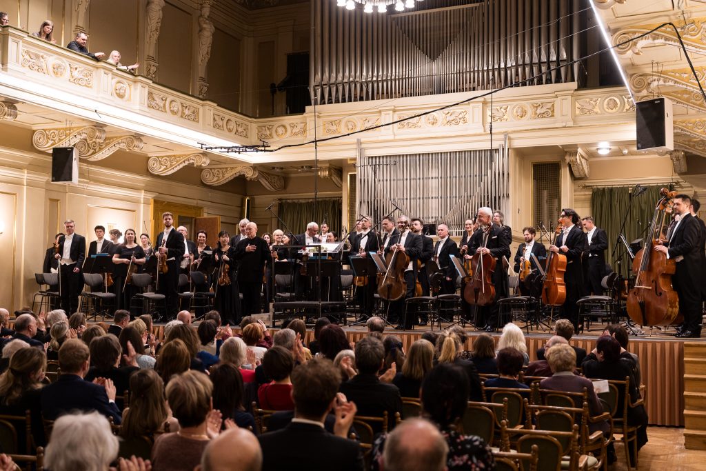 Filharmonie Brno: U varhan Christian Schmitt, 12. března 2026, Besední dům, Brno – Dennis Russell Davies a Filharmonie Brno (foto Jan Prokopius)