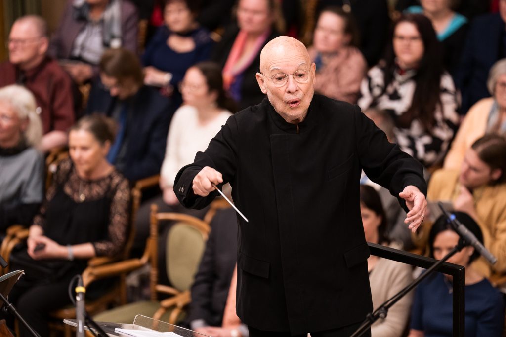 Filharmonie Brno: U varhan Christian Schmitt, 12. března 2026, Besední dům, Brno – Dennis Russell Davies (foto Jan Prokopius)