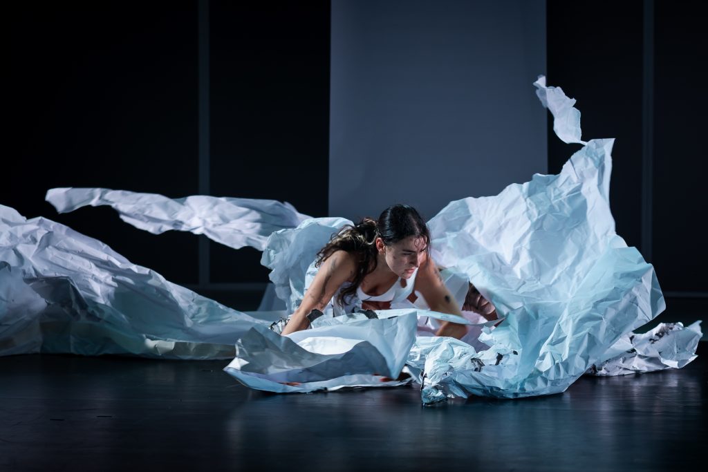 Miřenka Čechová a Johana Ožvold: Invisible IV.: Rukojmí, Palác Akropolis – Adriana Štefaňáková (foto Romana Kovacs)