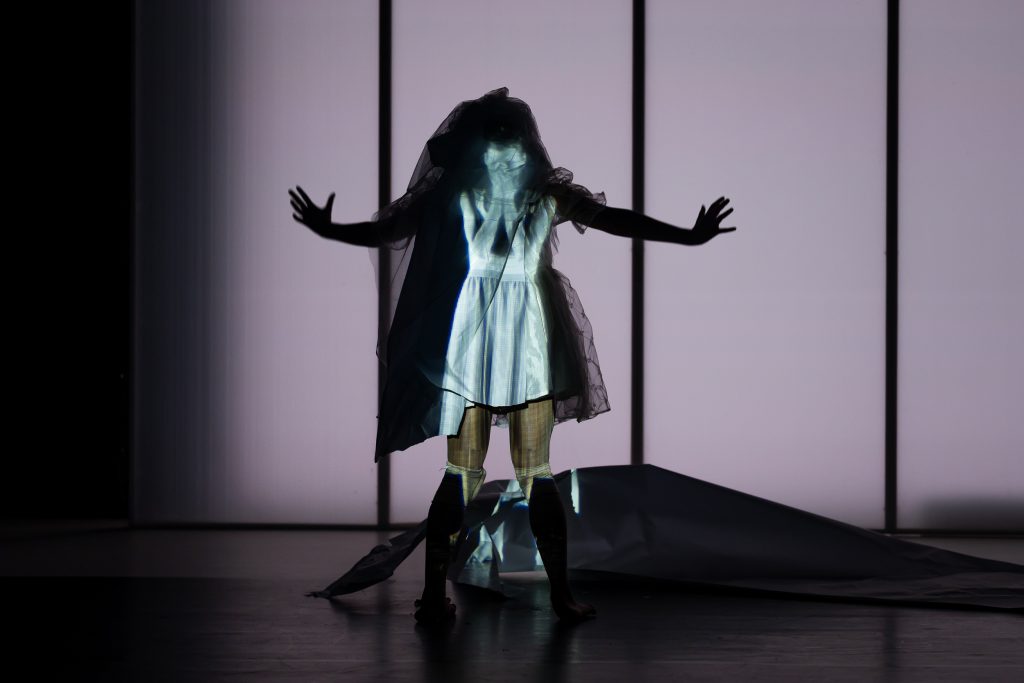 Miřenka Čechová a Johana Ožvold: Invisible IV.: Rukojmí, Palác Akropolis – Adriana Štefaňáková (foto Romana Kovacs)