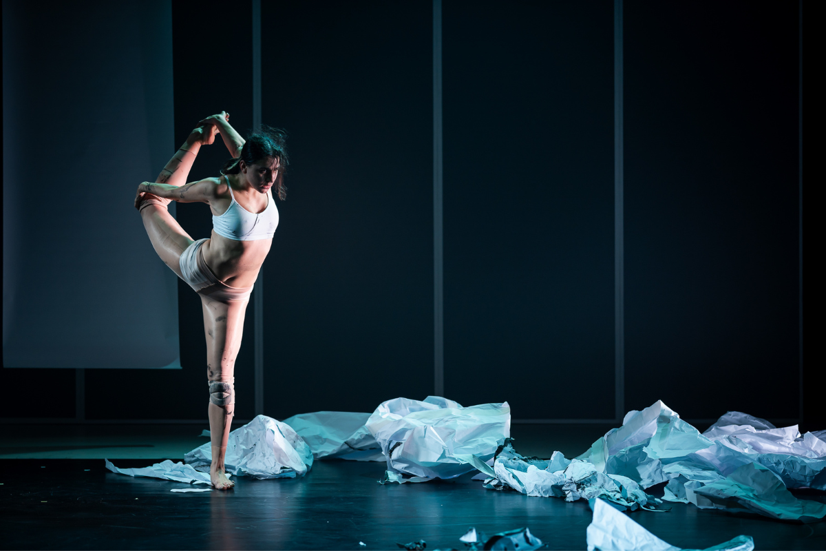 Miřenka Čechová a Johana Ožvold: Invisible IV.: Rukojmí, Palác Akropolis – Adriana Štefaňáková (foto Romana Kovacs)