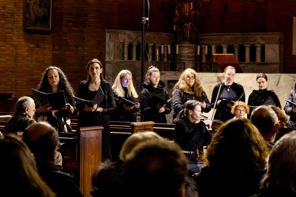 Musica Florea: Stabat mater,17. března 2026, Kostel Nejsvětějšího srdce Páně, Praha – Beatriz Lafont Murcia a sbor Collegium Floreum (foto Šimon Eben)