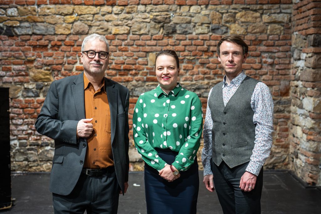 Pavel Trojan a Pavel Trojan ml. – premiéra, 17. března 2026, Studio Švandova divadla na Smíchově, Praha – Pavel Trojan, Pavel Trojan ml. a Hana Dohnálková (foto Milan Mošna)