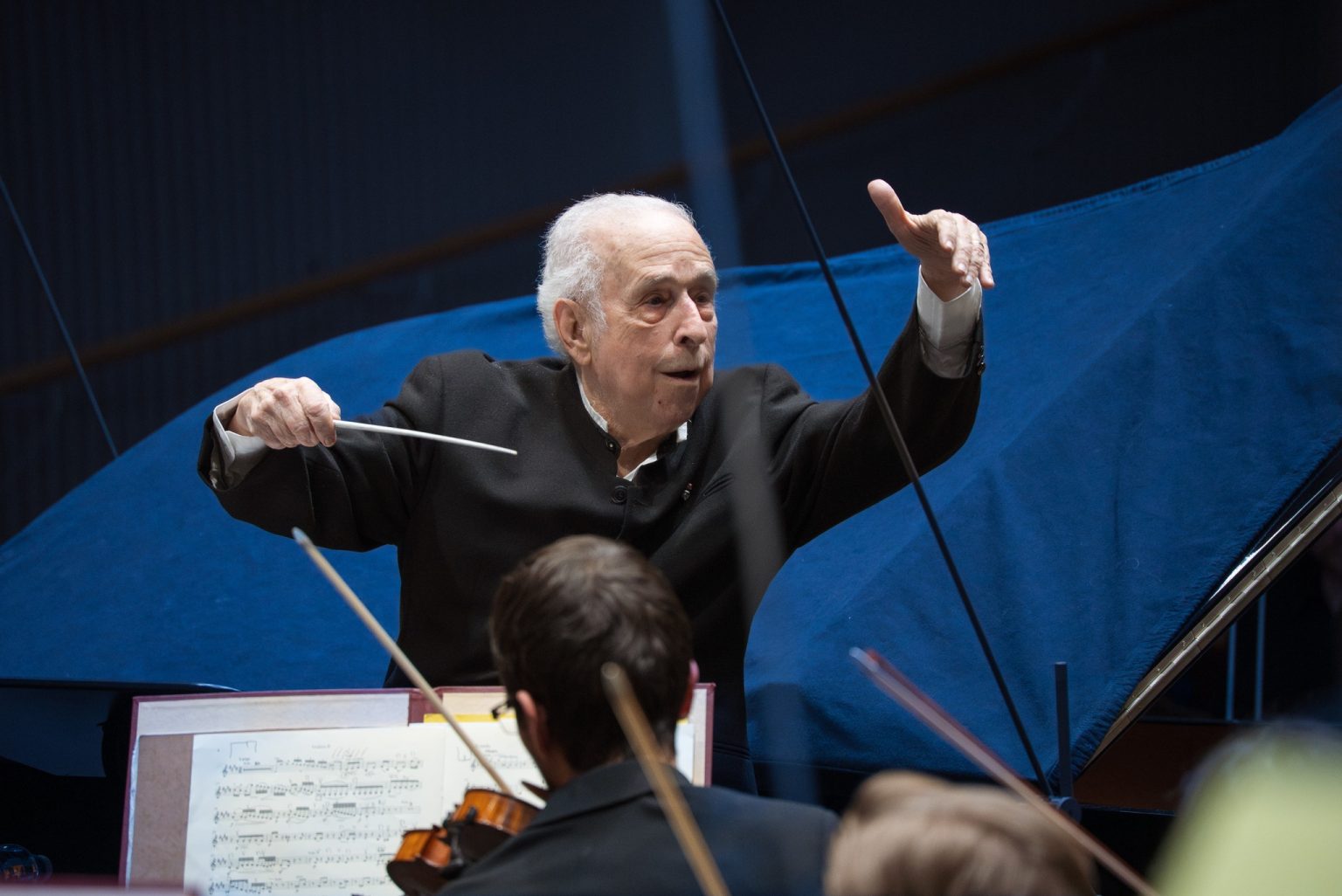 Beethovenův Třetí klavírní koncert,19. března 2026, Koncertní sál Vesmír, Ostrava – Lawrence Foster (foto Petr Hrubeš)