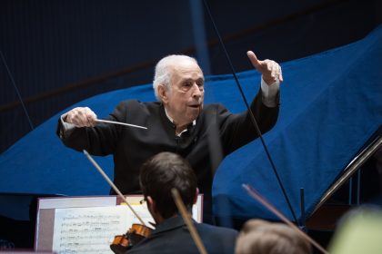 Beethovenův Třetí klavírní koncert,19. března 2026, Koncertní sál Vesmír, Ostrava – Lawrence Foster (foto Petr Hrubeš)