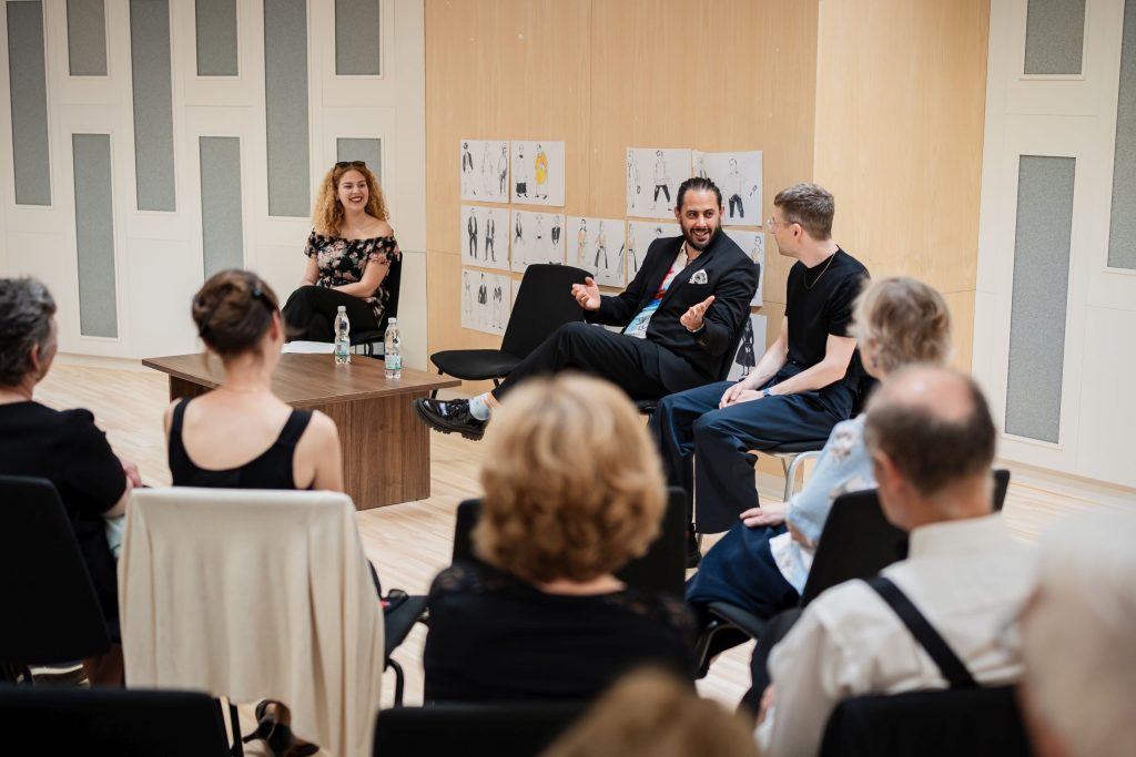 V dialogu s umělci k inscenaci Platée, Státní opera – Klára Muknšnáblová a režijní duo SKUTR (foto Hana Görlichová)