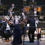 Elina Vähälä a Matthew Halls zírají na housle za téměř milion eur (zdroj Lahti Symphony Orchestra)