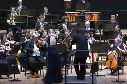 Elina Vähälä a Matthew Halls zírají na housle za téměř milion eur (zdroj Lahti Symphony Orchestra)