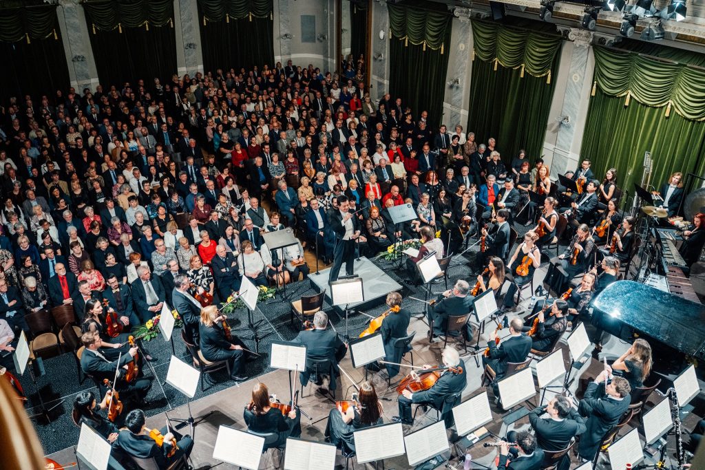 Smetanovské dny: Carmina Burana, 9. dubna 2026, Měšťanská beseda, Plzeň – Chuhei Iwasaki a Plzeňská filharmonie (foto Jan Růžička)