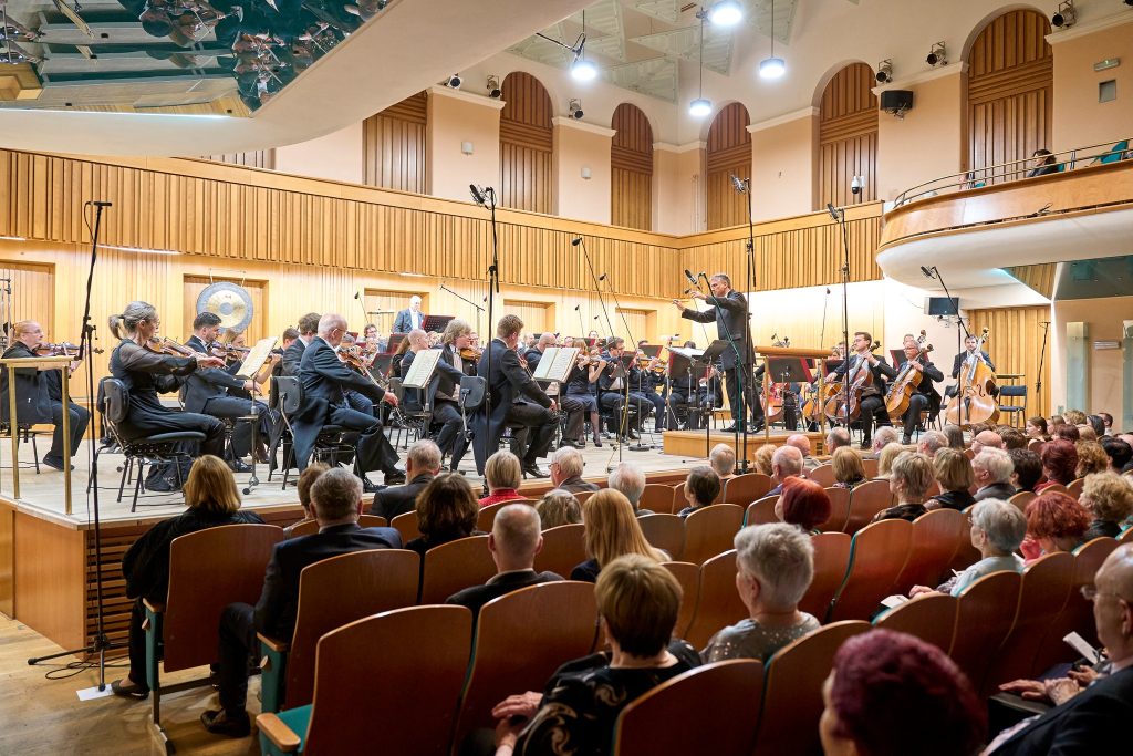Moravská filharmonie Olomouc: Weber 200, 16. dubna 2026, Reduta, Olomouc – Zsolt Hamar a Moravská filharmonie Olomouc (foto Filip Jančo)
