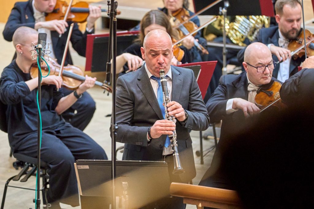 Moravská filharmonie Olomouc: Weber 200, 16. dubna 2026, Reduta, Olomouc – Ognjen Popović a Moravská filharmonie Olomouc (foto Filip Jančo)