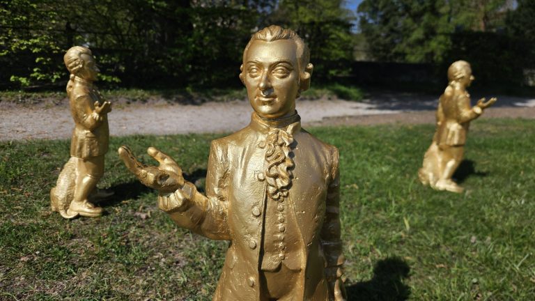 Zlatá plastika Wolfganga Amadea Mozarta (zdroj Stiftung Mozarteum Salzburg)
