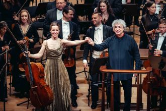 Sol Gabetta, Semjon Byčkov, Česká filharmonie, 21. dubna 2026, Labská filharmonie, Velký sál, Hamburk (zdroj Česká filharmonie)