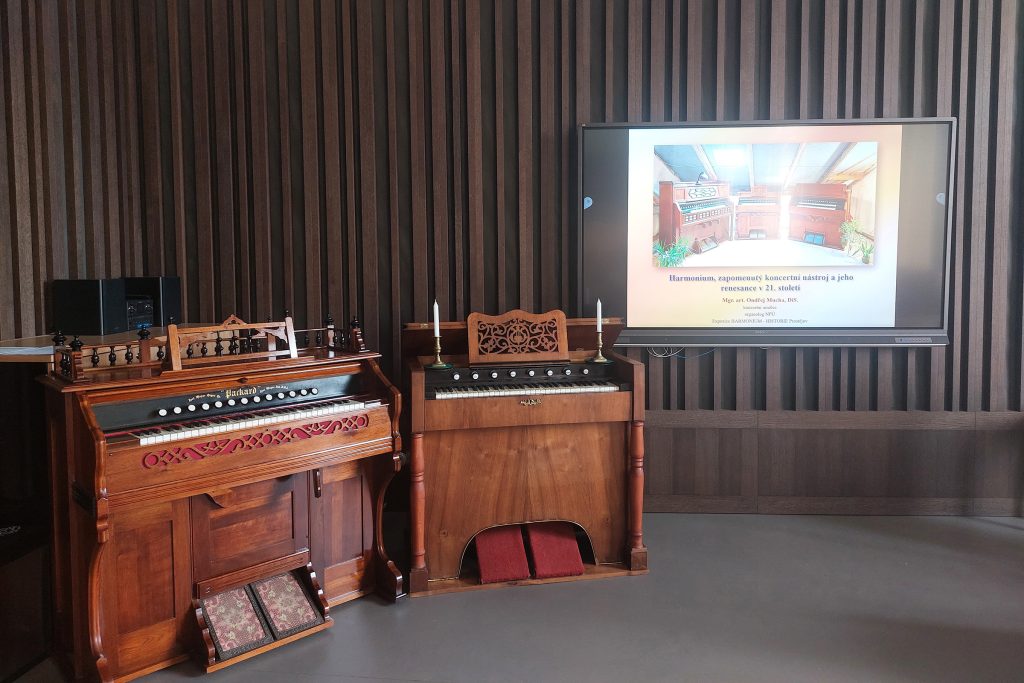 Univerzita Hradec Králové, přednáška Ondřeje Muchy (zdroj Harmonium-Historie)