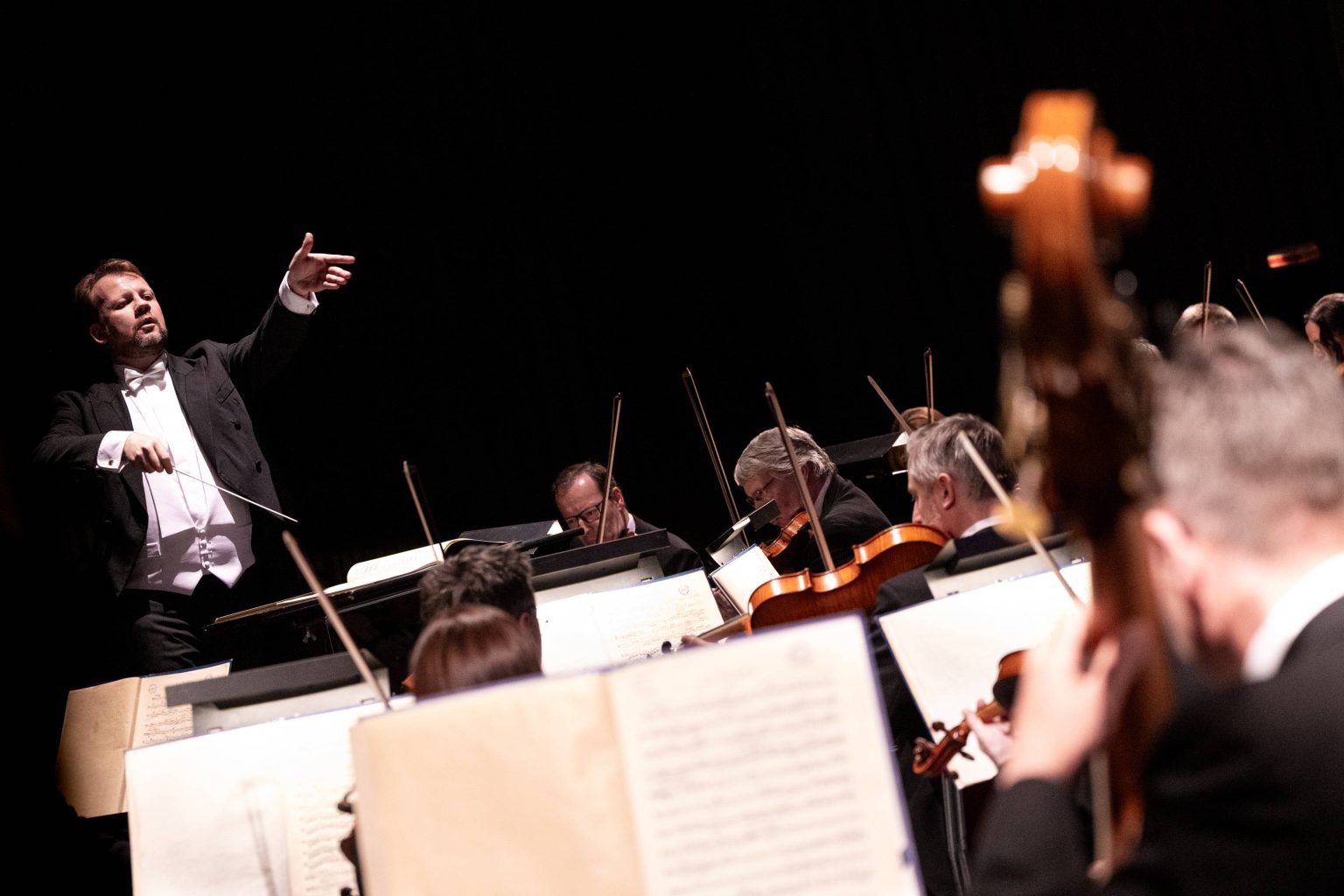 Vysočina sobě: Skvosty romantismu, 23. dubna 2026, sál DOK v Jihlavě – Filharmonie Brno, Robert Kružík (foto Lenka Šimečková)