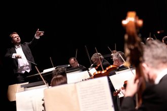 Vysočina sobě: Skvosty romantismu, 23. dubna 2026, sál DOK v Jihlavě – Filharmonie Brno, Robert Kružík (foto Lenka Šimečková)