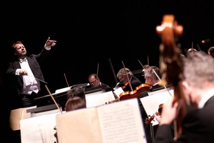 Vysočina sobě: Skvosty romantismu, 23. dubna 2026, sál DOK v Jihlavě – Filharmonie Brno, Robert Kružík (foto Lenka Šimečková)