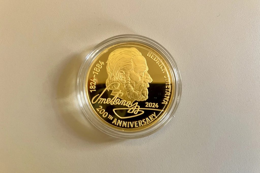 Zlatá mince k 200. výročí narození Bedřicha Smetany (zdroj Nadace pro rozvoj České filharmonie)