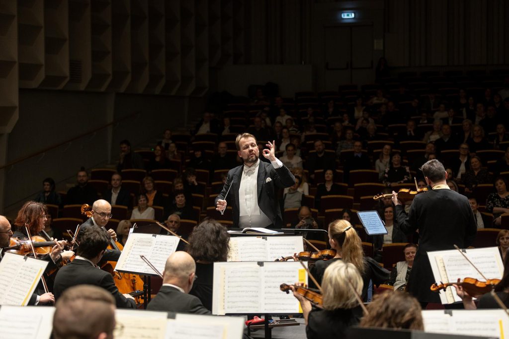 E3 Mladí sólisté II, 2. dubna 2026, kino Vesmír, Ostrava – Robert Kružík a Janáčkova filharmonie Ostrava (foto Maxim Bajza)