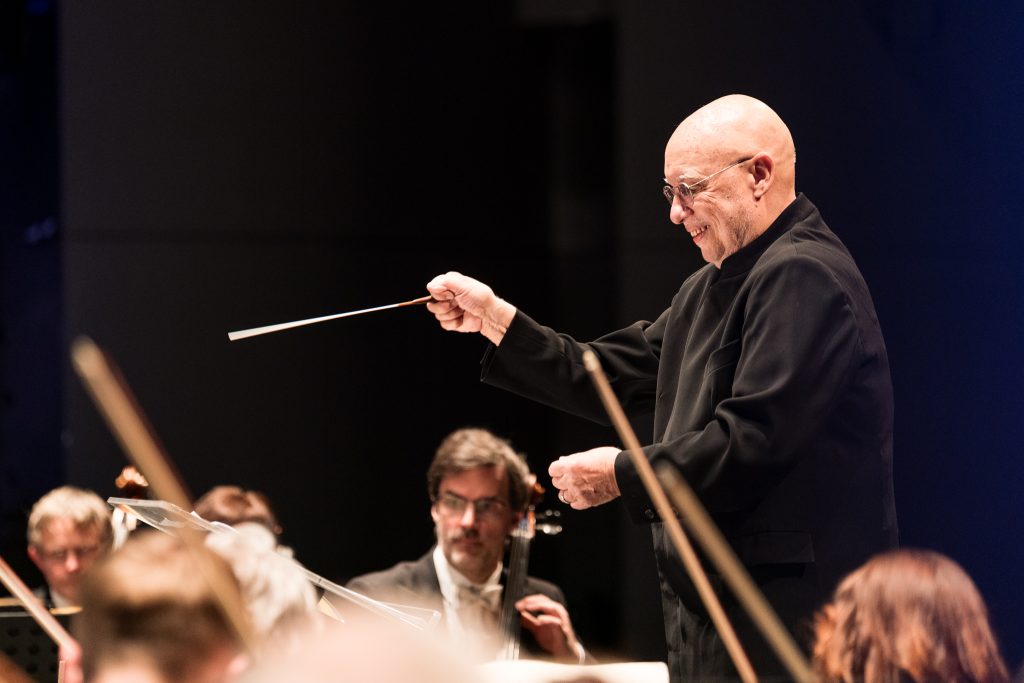 Památce anděla, 16. dubna 2026, Janáčkovo divadlo, Brno – Dennis Russell Davies (foto Jan Prokopius)