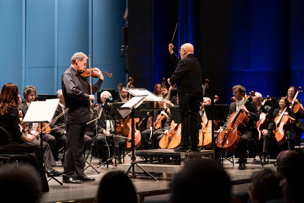 Památce anděla, 16. dubna 2026, Janáčkovo divadlo, Brno – Christian Altenburger a Dennis Russell Davies (foto Jan Prokopius)