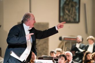 ZA SVĚTLEM / Matthews – Zemek Novák – Beethoven, 12. dubna 2026, Kostel sv. Jakuba, Brno – Jac van Steen a Filharmonie Brno (foto Jan Prokopius)