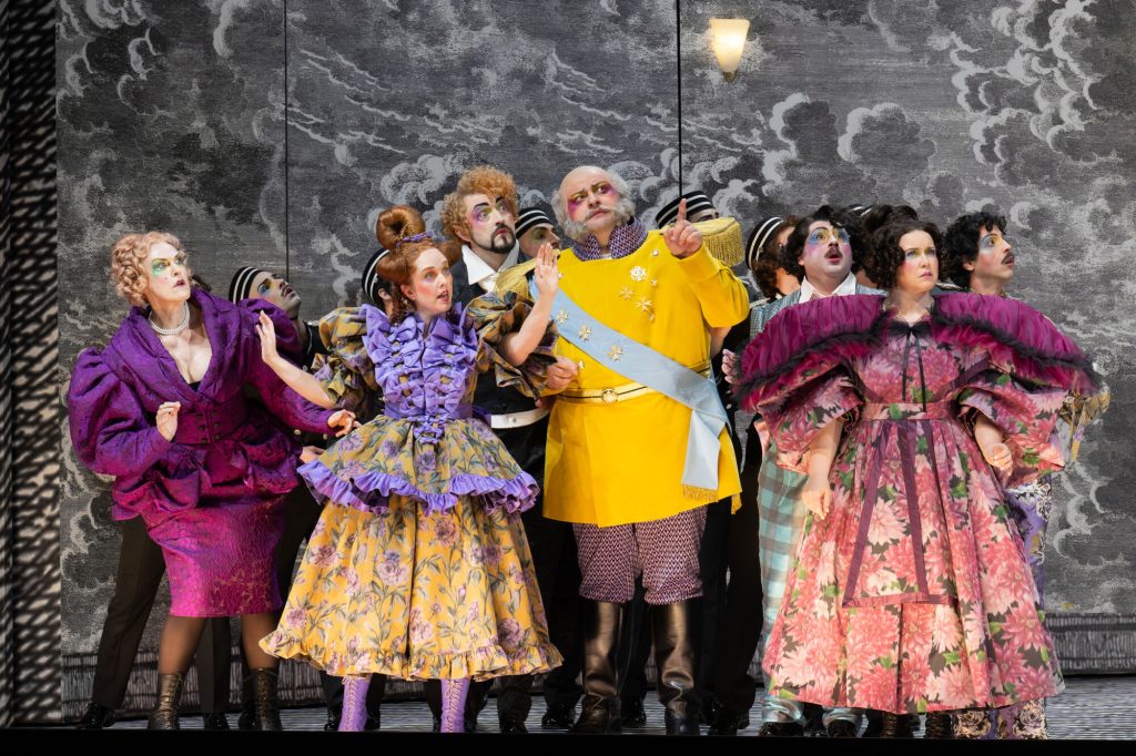 Gioachino Rossini: Il viaggio a Reims – Helena Rasker (Maddalena), Mélissa Petit (Contessa di Folleville), Rafał Pawnuk (Antonio), Misha Kiria (Barone di Trombonok), Giovanni Romeo (Don Prudenzio), Tara Erraught (Madama Cortese), Salzburger Festspiele Pfingsten 2026, Salzburg (zdroj Salzburger Festspiele, foto Monika Ritterhaus)
