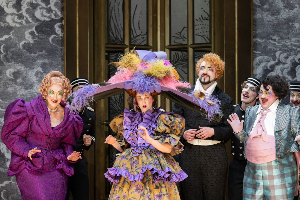 Gioachino Rossini: Il viaggio a Reims – Helena Rasker (Maddalena), Mélissa Petit (Contessa di Folleville), Rafał Pawnuk (Antonio), Giovanni Romeo (Don Prudenzio), Salzburger Festspiele Pfingsten 2026, Salzburg (zdroj Salzburger Festspiele, foto Monika Ritterhaus)
