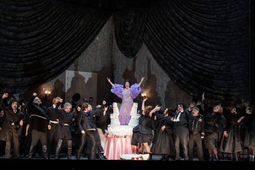 Gioachino Rossini: Il viaggio a Reims – Cecilia Bartoli (Corinna), Salzburger Festspiele Pfingsten 2026, Salzburg (zdroj Salzburger Festspiele, foto Monika Ritterhaus)