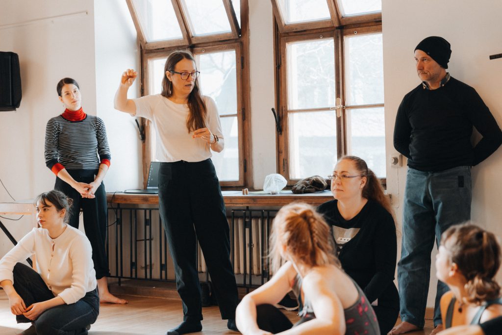 Eliška Vavříková se studenty (zdroj KND HAMU)