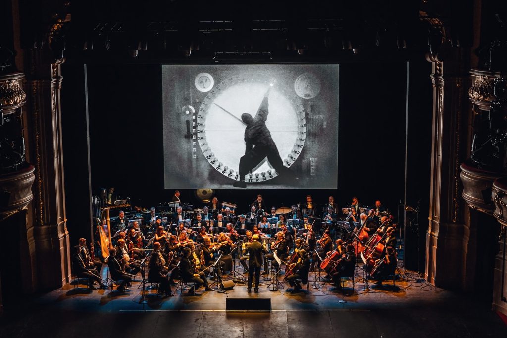 Composers Summit Prague: Metropolis Concert, 27. dubna 2026, Hudební divadlo Karlín – Jeff Beal a Český národní symfonický orchestr (foto Petr Klapper)