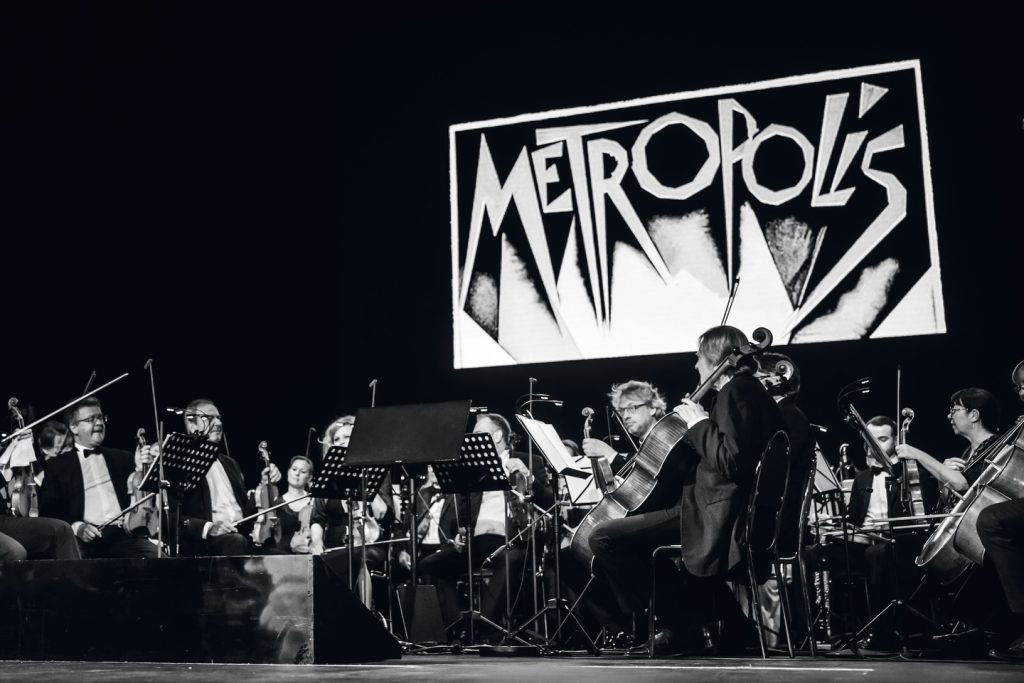 Composers Summit Prague: Metropolis Concert, 27. dubna 2026, Hudební divadlo Karlín – Jeff Beal a Český národní symfonický orchestr (foto Petr Klapper)
