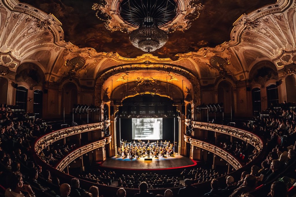Composers Summit Prague: Metropolis Concert, 27. dubna 2026, Hudební divadlo Karlín – Jeff Beal a Český národní symfonický orchestr (foto Petr Klapper)