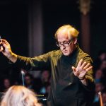 Composers Summit Prague: Metropolis Concert, 27. dubna 2026, Hudební divadlo Karlín – Jeff Beal a Český národní symfonický orchestr (foto Petr Klapper)