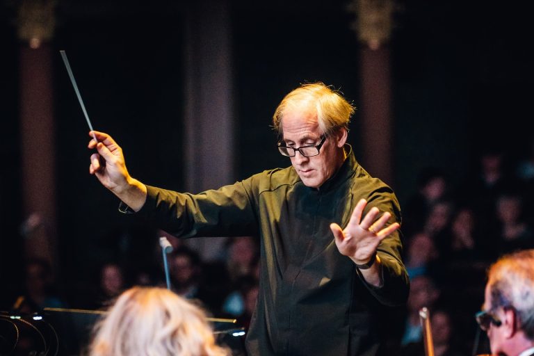 Composers Summit Prague: Metropolis Concert, 27. dubna 2026, Hudební divadlo Karlín – Jeff Beal a Český národní symfonický orchestr (foto Petr Klapper)
