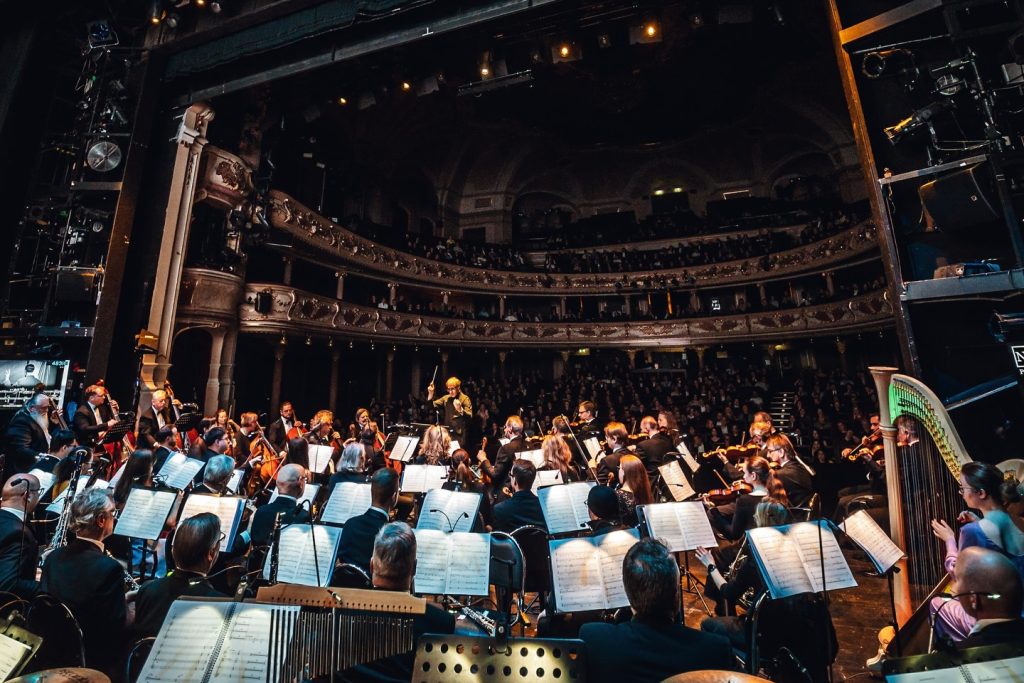 Composers Summit Prague: Metropolis Concert, 27. dubna 2026, Hudební divadlo Karlín – Jeff Beal a Český národní symfonický orchestr (foto Petr Klapper)
