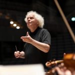 Sir Simon Rattle (zdroj Symphonieorchester des Bayerischen Rundfunks﻿)