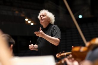 Sir Simon Rattle (zdroj Symphonieorchester des Bayerischen Rundfunks﻿)