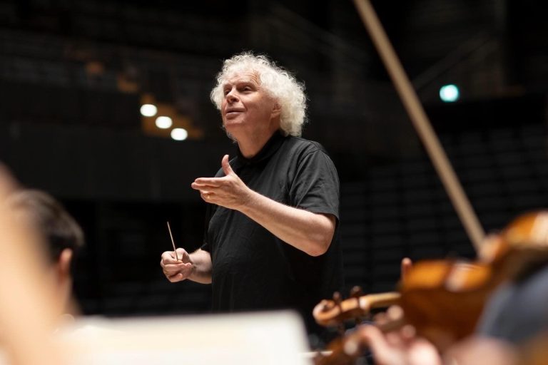 Sir Simon Rattle (zdroj Symphonieorchester des Bayerischen Rundfunks﻿)