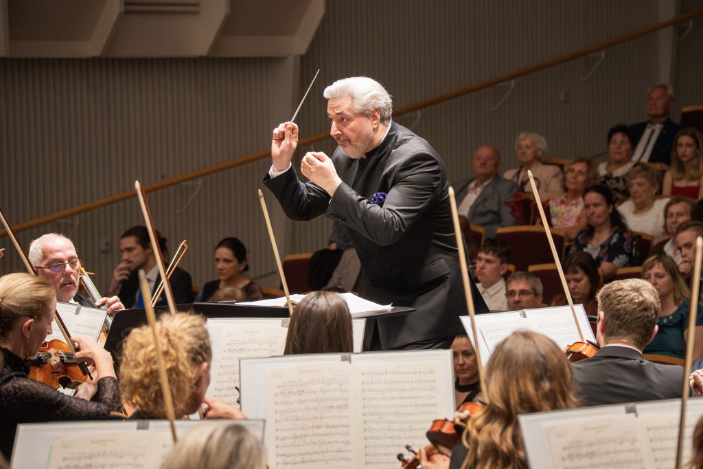 Závěrečný koncert 72. sezony Janáčkovy filharmonie Ostrava: Daniel Raiskin, Janáčkova filharmonie Ostrava, 28. května 2026, koncertní sál Vesmír, Ostrava (zdroj Janáčkova filharmonie Ostrava, foto Petr Hrubeš)