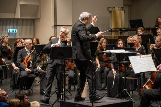 Závěrečný koncert 72. sezony Janáčkovy filharmonie Ostrava: Daniel Raiskin, Janáčkova filharmonie Ostrava, 28. května 2026, koncertní sál Vesmír, Ostrava (zdroj Janáčkova filharmonie Ostrava, foto Petr Hrubeš)