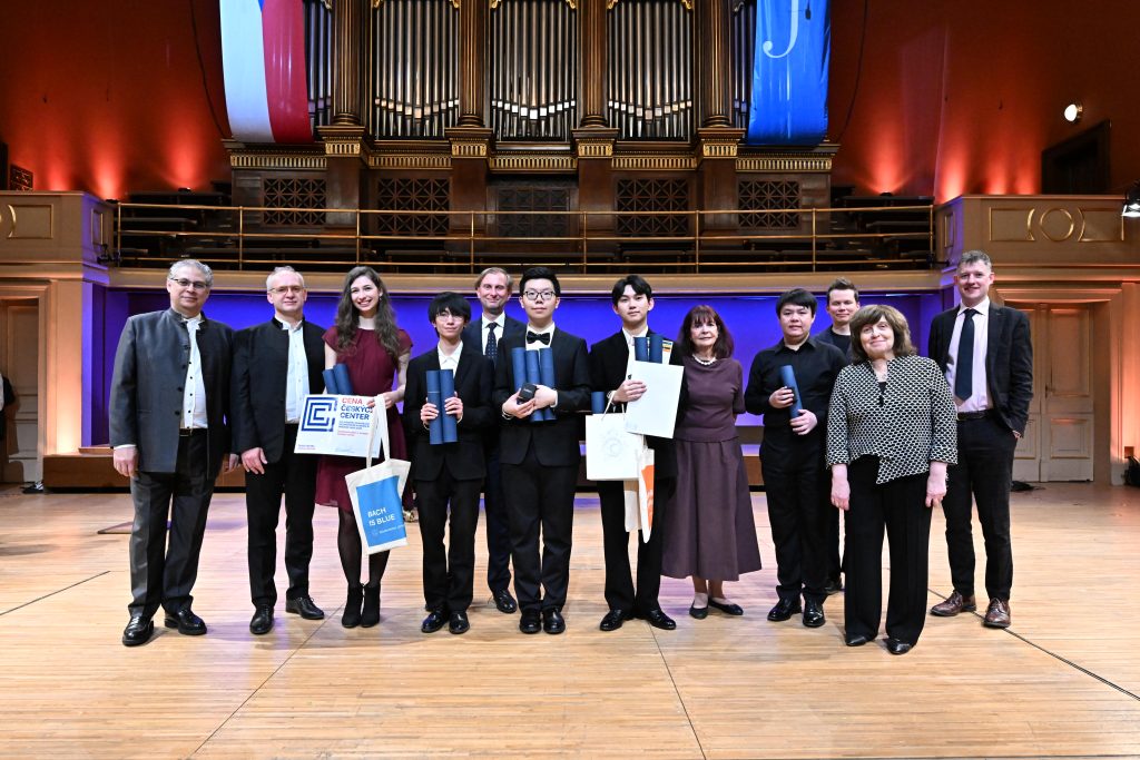 Pražské jaro 2026: Finále soutěže: klavír, 14. května 2026, Rudolfinum – Dvořákova síň, Praha –  Porota a soutěžící (foto Petra Hajská)